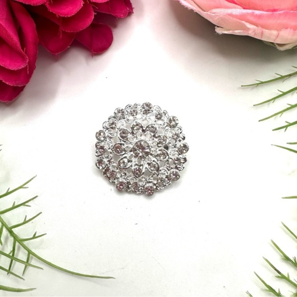 NEW⚜️Classic Crystal Cluster Embellished Brooch